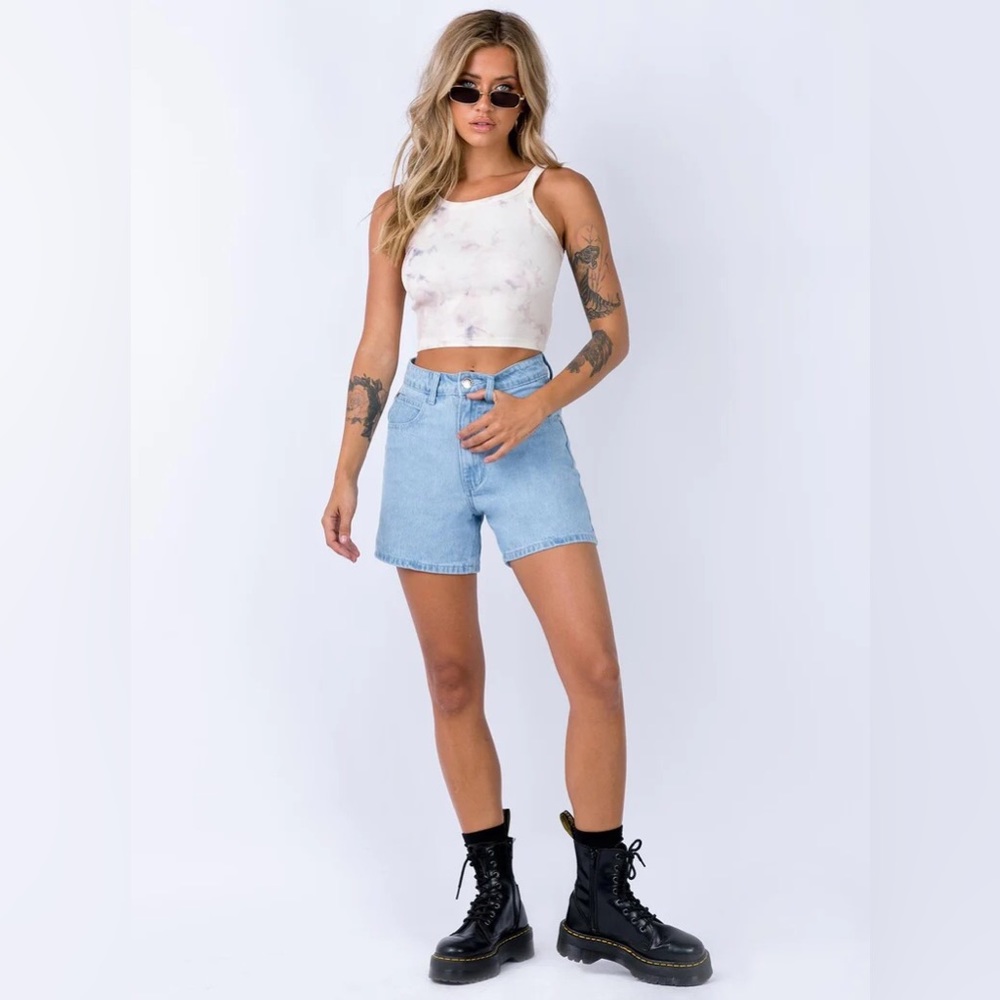 NWOT Princess Polly Swalla Short Light Wash Size 6